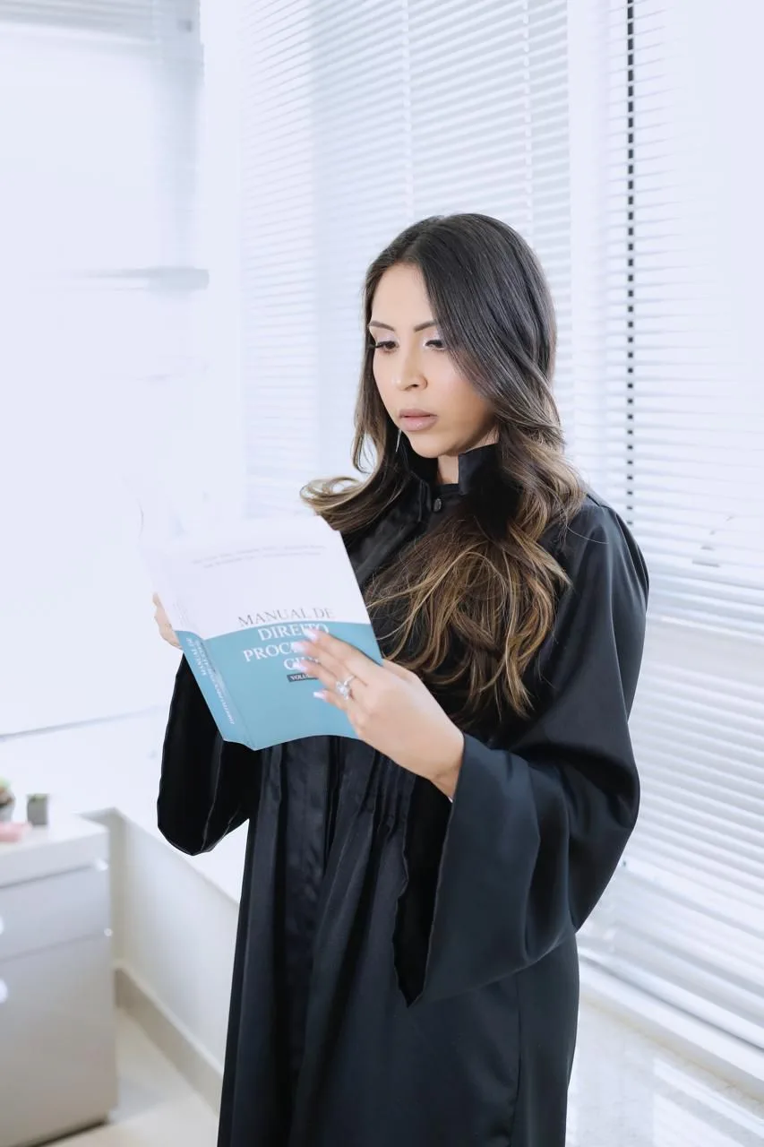 Dra. Priscilla Crisóstomo de beca, estudando o Manual de Direito Processual Civil